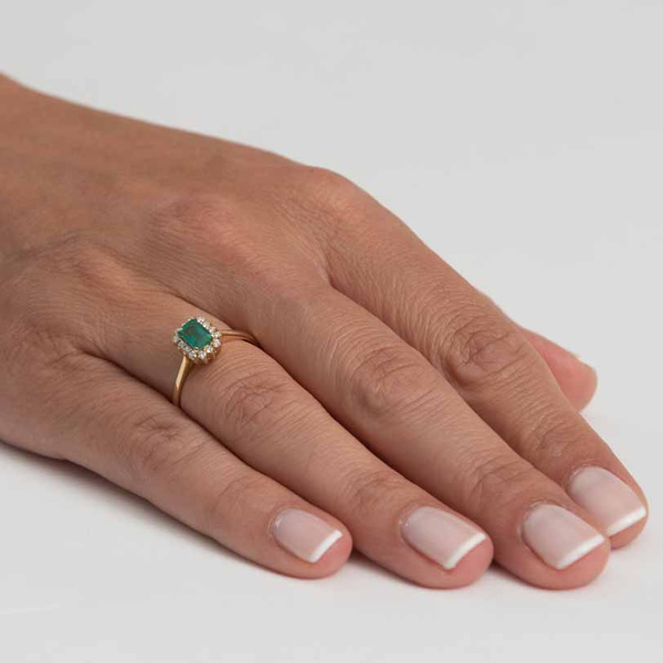 Δαχτυλίδι ροζέτα Κ18 χρυσό με ορθογώνιο σμαράγδι και διαμάντια